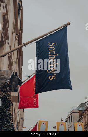 Londra, UK - 02 ottobre 2021: Vista ad angolo basso della bandiera fuori Sotheby's, uno dei più grandi mediatori al mondo di belle arti decorative, gioielli Foto Stock