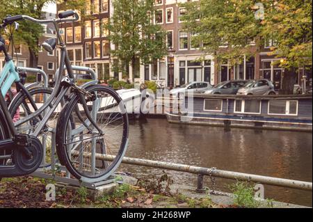 Bicicletta parcheggiata su una rastrelliera ad Amsterdam, Olanda Foto Stock