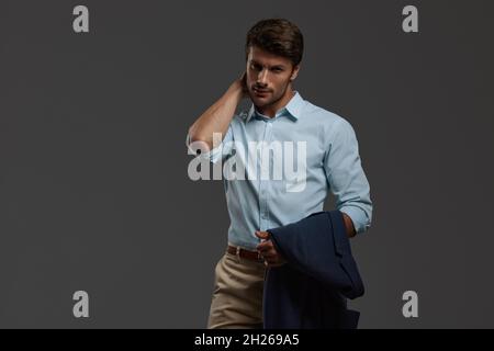 Giovane bello uomo d'affari europeo fiducioso e ponderato. Vista frontale dell'uomo bearded con i capelli scuri indossare abiti formali e guardare la macchina fotografica. ISO Foto Stock