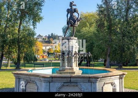 Bella donna statua scultura fondatrice nella regione vinicola Eger szepasszony volgy Foto Stock