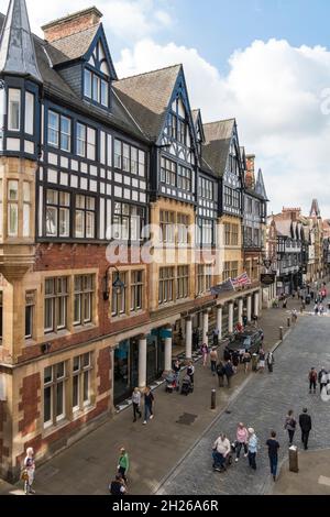 Lato sud di Eastgate Street guardando in direzione ovest verso il centro città di Chester dalla Wall Walk 2021 Foto Stock