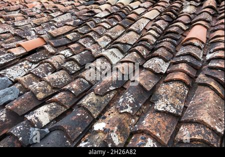 Vecchio tetto in ceramica resistente alle intemperie Foto Stock