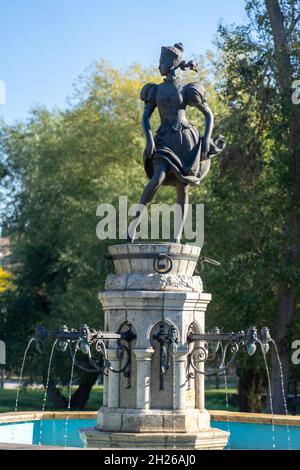 Bella donna statua scultura fondatrice nella regione vinicola Eger szepasszony volgy Foto Stock