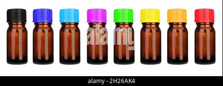 Una fila di bottiglie mediche per oli essenziali, medicine. Tappi colorati sui biberon. Set flaconi medici smal. Foto Stock