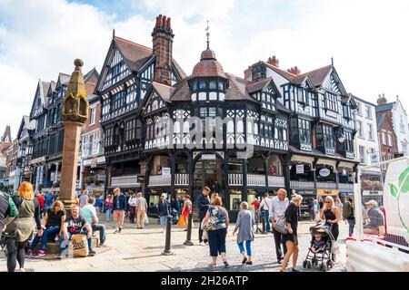 Bridge Street e Eastgate angolo chester City The Rows shopping 2021 Foto Stock