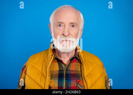 Ritratto di attraente contenuto serio nonno grigio-capelli con camicia controllata isolato su sfondo blu brillante Foto Stock