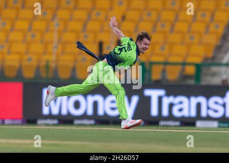 Cutis Campher of Ireland bowling durante la partita di Coppa del mondo ICC Mens T20 tra Sri Lanka e Irlanda allo Stadio Sheikh Zayed di Abu Dhabi, Emirati Arabi Uniti, il 20 ottobre 2021. Foto di Grant Winter. Solo per uso editoriale, licenza richiesta per uso commerciale. Nessun utilizzo nelle scommesse, nei giochi o nelle pubblicazioni di un singolo club/campionato/giocatore. Credit: UK Sports Pics Ltd/Alamy Live News Foto Stock