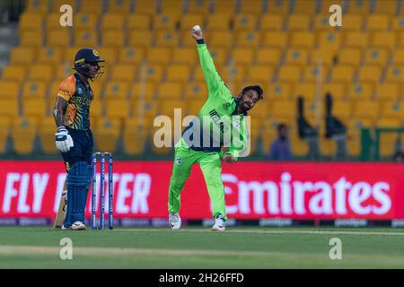 Simi Singh of Ireland bowling durante la partita di Coppa del mondo ICC Mens T20 tra Sri Lanka e Irlanda allo Sheikh Zayed Stadium di Abu Dhabi, Emirati Arabi Uniti, il 20 ottobre 2021. Foto di Grant Winter. Solo per uso editoriale, licenza richiesta per uso commerciale. Nessun utilizzo nelle scommesse, nei giochi o nelle pubblicazioni di un singolo club/campionato/giocatore. Credit: UK Sports Pics Ltd/Alamy Live News Foto Stock