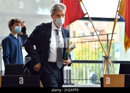 Erfurt, Germania. 20 Ott 2021. Helmut Holter (Die Linke), ministro dell'Istruzione, della Gioventù e dello Sport della Turingia, viene nella sala plenaria del parlamento di Stato della Turingia. Gli argomenti del periodo delle domande sono, tra gli altri, i dati relativi all'infezione nelle scuole e la difficile situazione dell'impianto Opel di Eisenach. Credit: Martin Schutt/dpa-Zentralbild/dpa/Alamy Live News Foto Stock