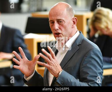 Erfurt, Germania. 20 Ott 2021. Wolfgang Tiefensee (SPD), Ministro dell'economia, della scienza e della società digitale della Turingia, interviene nella sala plenaria del parlamento di Stato della Turingia. Gli argomenti della 'Aktuelle Stunde' sono, tra gli altri, le cifre dell'infezione nelle scuole e la difficile situazione dell'impianto Opel di Eisenach. Credit: Martin Schutt/dpa-Zentralbild/dpa/Alamy Live News Foto Stock