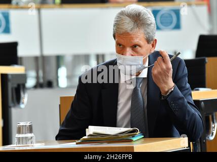 Erfurt, Germania. 20 Ott 2021. Helmut Holter (Die Linke), ministro dell'Istruzione, della gioventù e dello sport della Turingia, è seduta nella Camera plenaria del parlamento di Stato della Turingia. Gli argomenti del periodo delle domande sono, tra gli altri, i dati relativi all'infezione nelle scuole e la difficile situazione dell'impianto Opel di Eisenach. Credit: Martin Schutt/dpa-Zentralbild/dpa/Alamy Live News Foto Stock