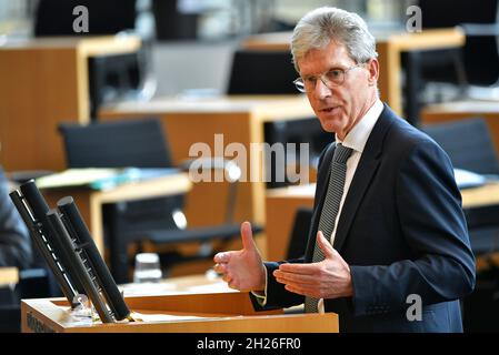 Erfurt, Germania. 20 Ott 2021. Helmut Holter (Die Linke), ministro dell'Istruzione, della Gioventù e dello Sport della Turingia, interviene nella Camera plenaria del parlamento di Stato della Turingia. Gli argomenti del periodo delle domande sono, tra gli altri, i dati relativi all'infezione nelle scuole e la difficile situazione dell'impianto Opel di Eisenach. Credit: Martin Schutt/dpa-Zentralbild/dpa/Alamy Live News Foto Stock