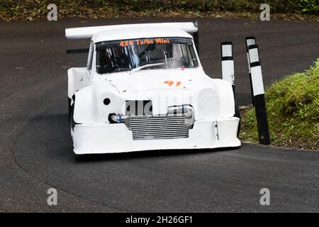 I minis da corsa al Wiscombe Park Hillscalb nel Devon UK. Tutti sono appositamente modificati per soddisfare le esigenze delle corse contro il tempo su una pista in salita da 900yd Foto Stock