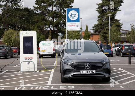 Punto di ricarica per veicoli elettrici Pod Point sponsorizzato da VW Tesco Churchdown UK Foto Stock