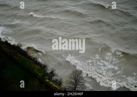 Onde di tempesta sul lago Erie che colpiscono la riva a Lakewood, Ohio Foto Stock