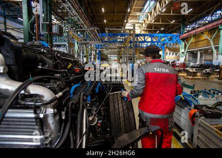 Koprrivnice, Repubblica Ceca. 20 Ott 2021. Tatra Trucks, l'unico costruttore di autocarri sul mercato ceco, ha prodotto 875 veicoli nel periodo gennaio-settembre, 36 in meno di un anno fa. Stabilimento di Tatra a Koprrivnice, Repubblica Ceca, 20 ottobre 2021. Credit: Vladimir Prycek/CTK Photo/Alamy Live News Foto Stock