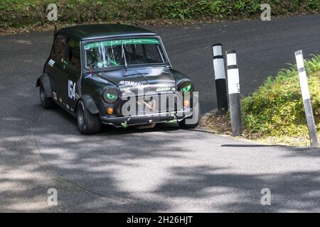 I minis da corsa al Wiscombe Park Hillscalb nel Devon UK. Tutti sono appositamente modificati per soddisfare le esigenze delle corse contro il tempo su una pista in salita da 900yd Foto Stock