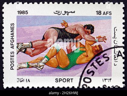 AFGHANISTAN - CIRCA 1985: Un francobollo stampato in Afghanistan mostra wrestling, sport di combattimento, circa 1985 Foto Stock