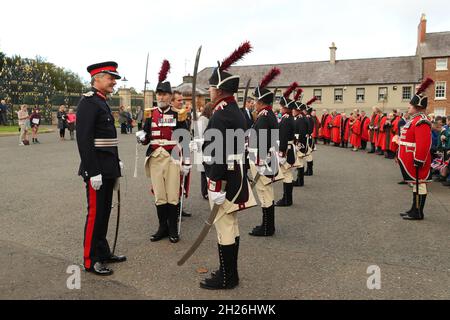 Il Lord-tenente della contea Down Gawn Rowan Hamilton ispeziona una guardia d'onore da parte della Hillsborough Fort Guard prima di una cerimonia al Castello di Hillsborough per rinominare ufficialmente il villaggio Royal Hillsborough. Data foto: Mercoledì 20 ottobre 2021. Foto Stock