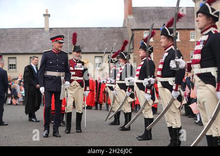 Il Lord-tenente della contea Down Gawn Rowan Hamilton ispeziona una guardia d'onore della Hillsborough Fort Guard prima di una cerimonia al Castello di Hillsborough che rinomina la città Royal Hillsborough. Data foto: Mercoledì 20 ottobre 2021. Foto Stock