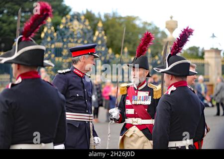 Il Lord-tenente della contea Down Gawn Rowan Hamilton ispeziona una guardia d'onore da parte della Hillsborough Fort Guard prima di una cerimonia al Castello di Hillsborough per rinominare ufficialmente il villaggio Royal Hillsborough. Data foto: Mercoledì 20 ottobre 2021. Foto Stock