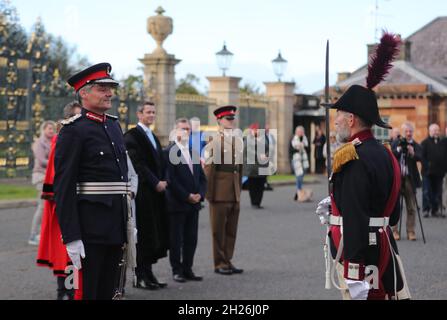 Il Lord-tenente della contea Down Gawn Rowan Hamilton ispeziona una guardia d'onore da parte della Hillsborough Fort Guard prima di una cerimonia al Castello di Hillsborough per rinominare ufficialmente il villaggio Royal Hillsborough. Data foto: Mercoledì 20 ottobre 2021. Foto Stock