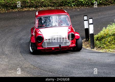 I minis da corsa al Wiscombe Park Hillscalb nel Devon UK. Tutti sono appositamente modificati per soddisfare le esigenze delle corse contro il tempo su una pista in salita da 900yd Foto Stock