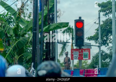 La protesta contro il direttore di una squadra di calcio locale in Sleman Regency, Dejan Antonic, non ha prestato attenzione all'interesse pubblico, attaccando segnali di protesta Foto Stock