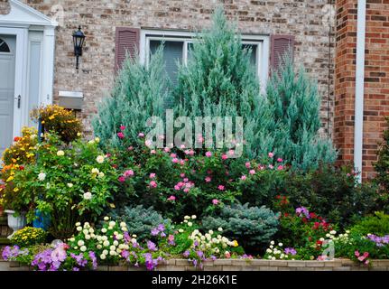 Edificio e giardino sul Lake Avenue, Lakewood, Ohio Foto Stock
