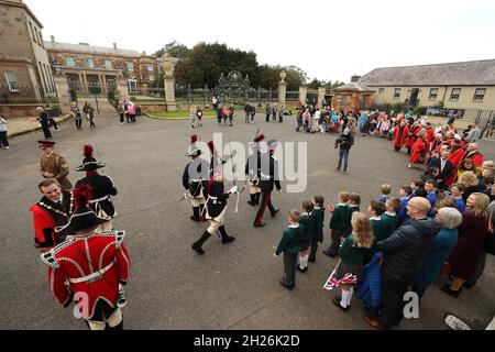 Il Lord-tenente della contea Down Gawn Rowan Hamilton ispeziona una guardia d'onore da parte della Hillsborough Fort Guard prima di una cerimonia al Castello di Hillsborough per rinominare ufficialmente il villaggio Royal Hillsborough. Data foto: Mercoledì 20 ottobre 2021. Foto Stock