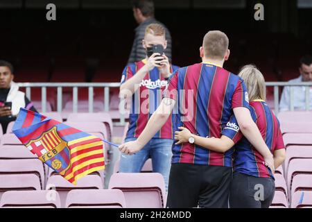 Barcellona, Spagna. 20 Ott 2021. Barcellona, Spagna, 20 ottobre 2021: Tifosi di Barcellona, prendendo un selfie prima della partita durante, UEFA Champions League partita tra Barcellona e Dynamo Kyiv allo stadio Camp nou di Barcellona, Spagna. Rafa Huerta/SPP Credit: SPP Sport Press Photo. /Alamy Live News Foto Stock