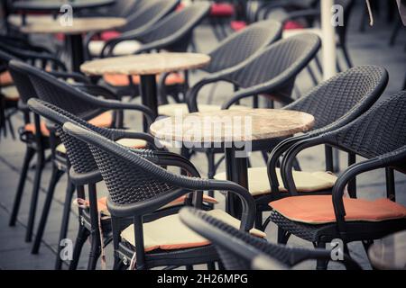 Immagine a colori di sedie e tavoli vuoti in una terrazza all'aperto. Foto Stock