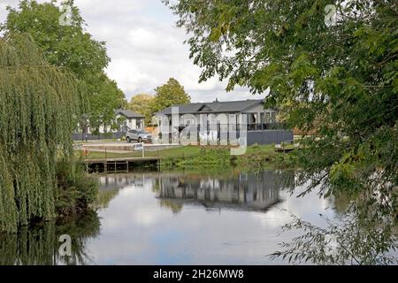 Riverside case vacanze sulle rive del fiume Avon vicino al ponte a Welford su Avon Regno Unito Foto Stock