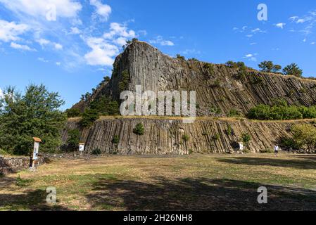 Le colonne basaltiche esposte della formazione rocciosa Hegyestu a nord del lago Balaton in Ungheria Foto Stock