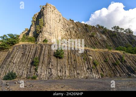 Le colonne basaltiche esposte della formazione rocciosa Hegyestu a nord del lago Balaton in Ungheria Foto Stock