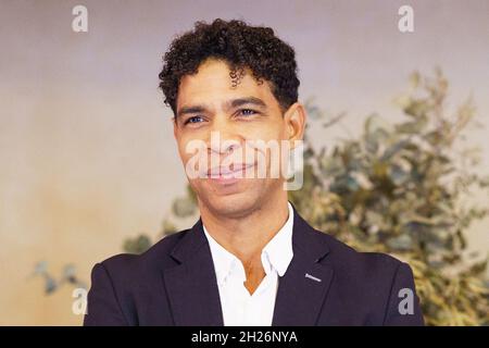 Madrid, Spagna. 20 Ott 2021. Il ballerino cubano Carlos Acosta si pone durante la sessione di ritratti al Teatro Real di Madrid. Credit: SOPA Images Limited/Alamy Live News Foto Stock