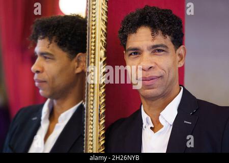 Madrid, Spagna. 20 Ott 2021. Il ballerino cubano Carlos Acosta si pone durante la sessione di ritratti al Teatro Real di Madrid. Credit: SOPA Images Limited/Alamy Live News Foto Stock