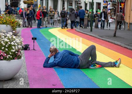 Gay Pride Islanda, Skólavörðustígur a Reykjavík dipinta con bandiera arcobaleno Foto Stock