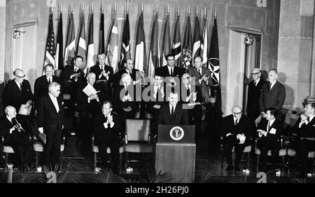 Il Presidente degli Stati Uniti Richard Nixon si rivolge al pubblico in occasione del ventesimo anniversario della NATO, all'Auditorium interdipartimentale del Dipartimento di Stato, Washington, D.C., USA, Marion S. Trikosko, US News & World Report Magazine Collection, 10 aprile 1969 Foto Stock