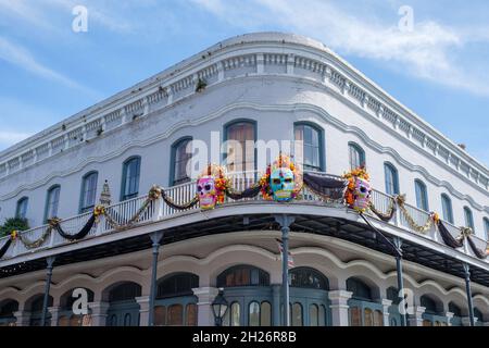 NEW ORLEANS, LA, USA - 16 OTTOBRE 2021: Giorno dei morti decorazioni su edificio storico nel quartiere francese Foto Stock