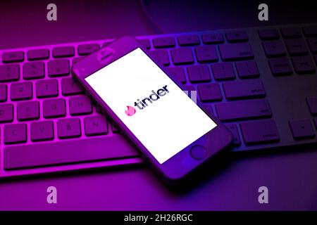 Spagna. 13 ottobre 2021. In questa figura è mostrato un logo Tinder visualizzato su uno smartphone sulla tastiera di un computer. (Foto di Thiago Prudencio/SOPA Images/Sipa USA) Credit: Sipa USA/Alamy Live News Foto Stock