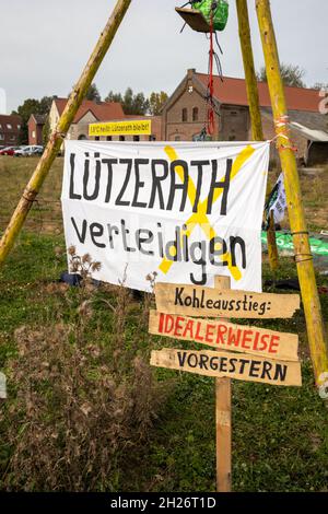 Lützerath, protesta contro la distruzione del villaggio di Lützerath e di altri 4 villaggi da parte di RWE. Segni , Banner, cambiamento climatico, riscaldamento globale Foto Stock