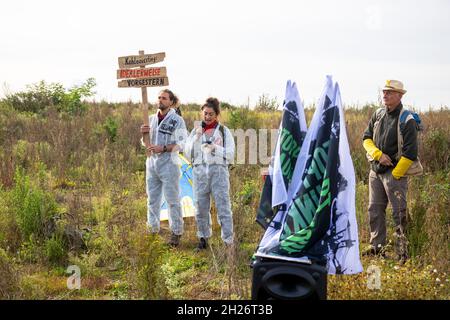 I membri del movimento ambientale Ende Gelände parlano al Village Walk di Lützerath e annunciano un'ulteriore resistenza contro la distruzione di T Foto Stock