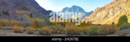 Ampia vista della June Lake Loop Valley, con il Carson Peak sullo sfondo, in autunno, montagne della Sierra Nevada orientale, California, Stati Uniti. Foto Stock