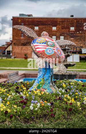 Statua della tartaruga marina a tema militare dipinta dall'artista James Priddy nel centro di Milton, Florida Foto Stock