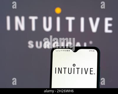 Ucraina. 20 Ott 2021. In questa foto è illustrato il logo intuitivo di Surgical, Inc. Visualizzato su uno smartphone e sullo sfondo. (Credit Image: © Igor Golovniov/SOPA Images via ZUMA Press Wire) Foto Stock