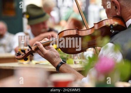 Geigentag in Bad Goisern, Treffen von Geigenspieler und anderen Volksmusikern, Austria, Europa - Giornata dei violini a Bad Goisern, incontro dei violini Foto Stock