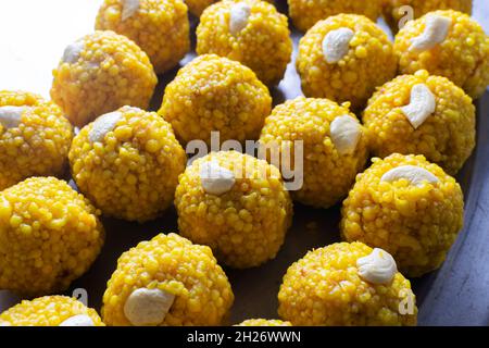 Dolci Ladoo con nocciole in cashew guarniti. Questo dolce fatto durante le occasioni speciali e festival in India. Foto Stock