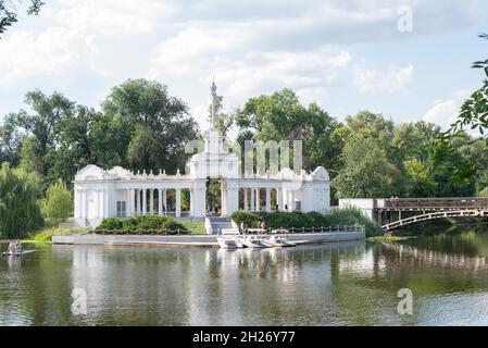 Krivoy Rog. Ucraina. Agosto 2021. Vintage boat station presso il fiume della città. Foto Stock