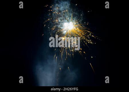 Il fuoco lavora durante la celebrazione di diwali nel cielo notturno. Foto Stock